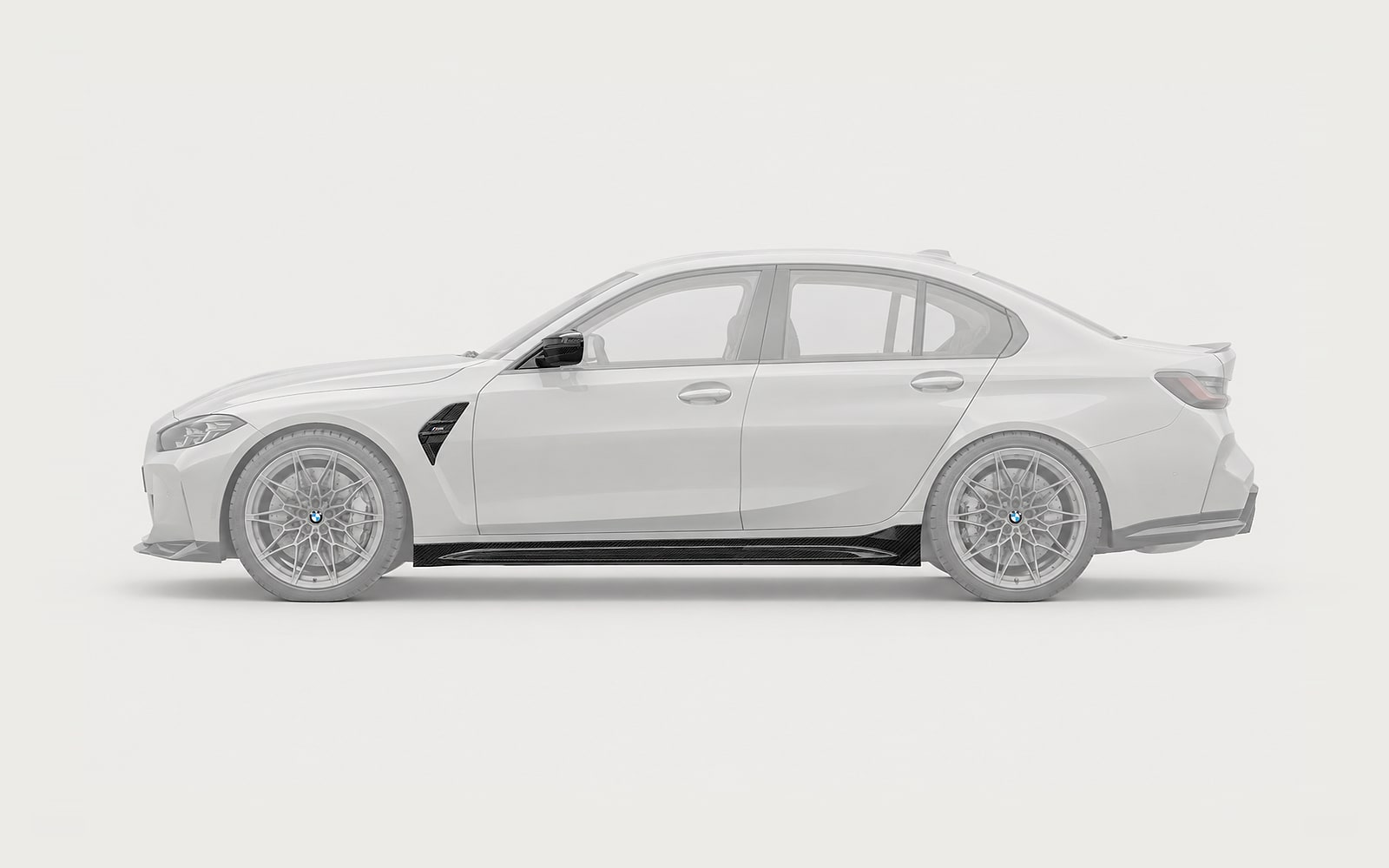 BMW M3 G80 z boku: czarny dry carbon na wyblakłym aucie