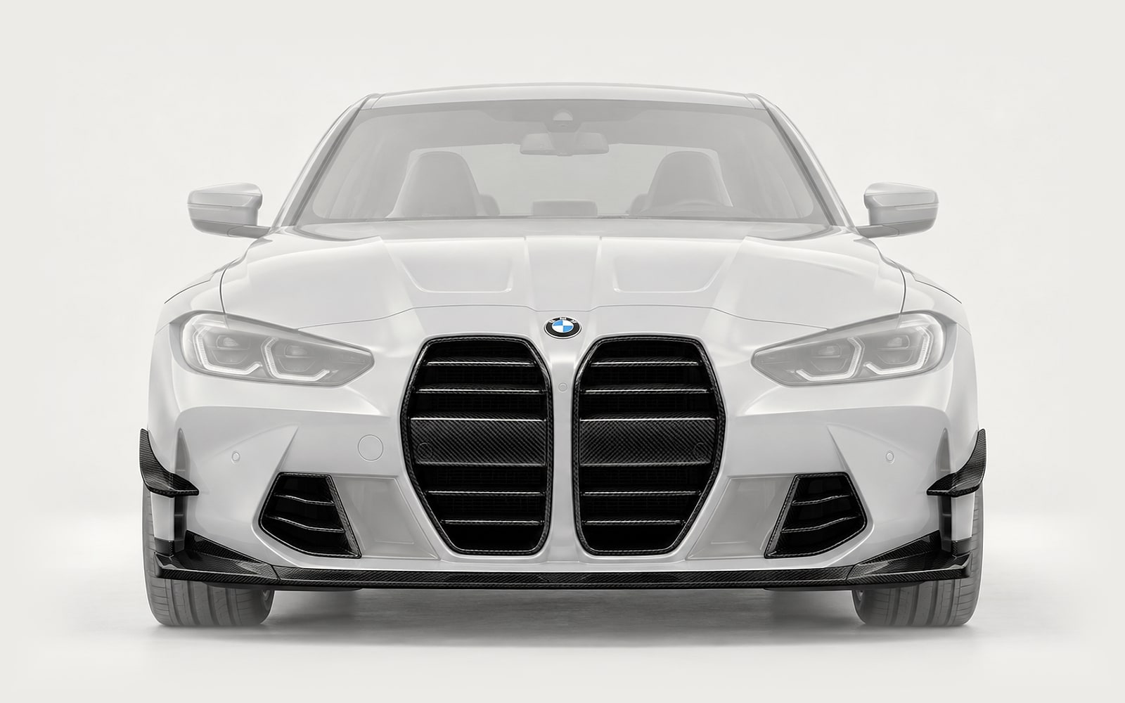 BMW M3 G80 z przodu: czarny dry carbon na wyblakłym aucie