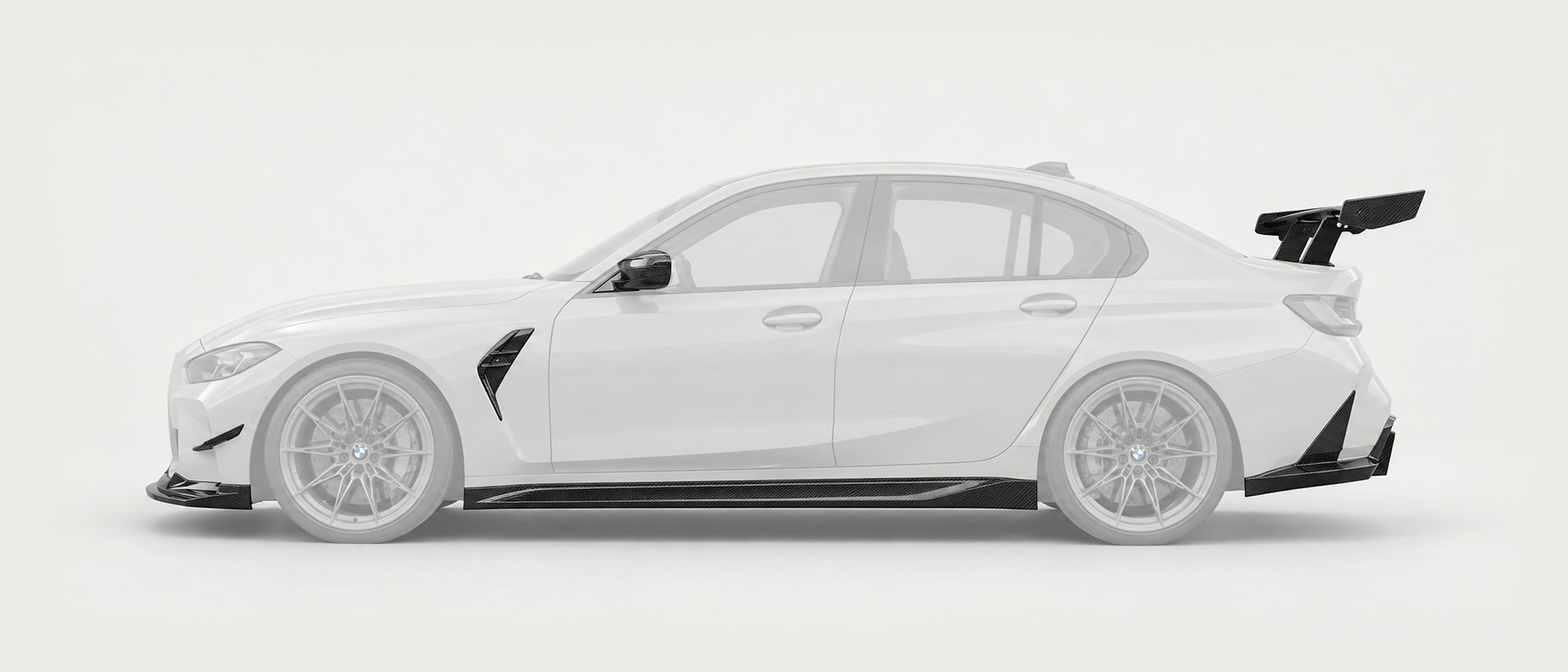 BMW M3 G80 z boku, części CarbonPWR w czarnym dry carbonie