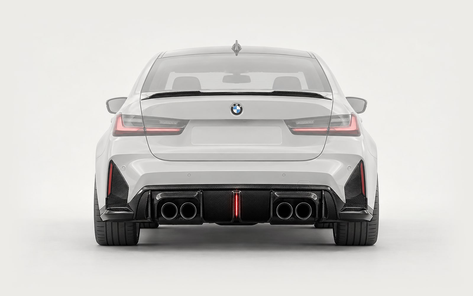 BMW M3 G80 z tyłu: czarny dry carbon na wyblakłym aucie